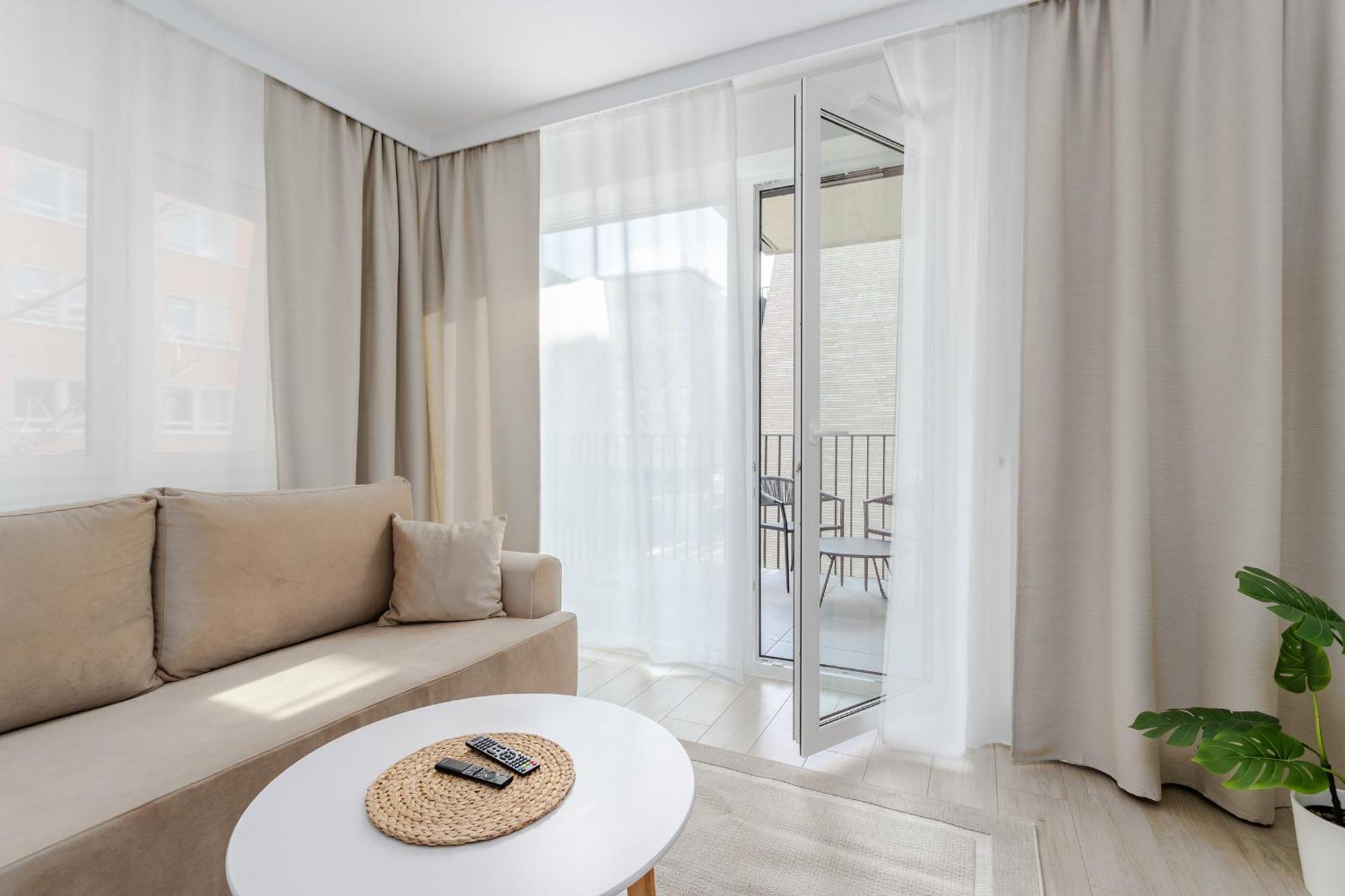 Apartamento Nowoczesny Very Berry W Poznaniu Z Parkingiem I Biurkiem By Renters *